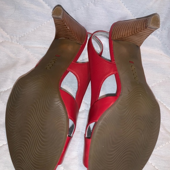 Size  7 Ecco cherry red heeled sandal open toe - Picture 4 of 5